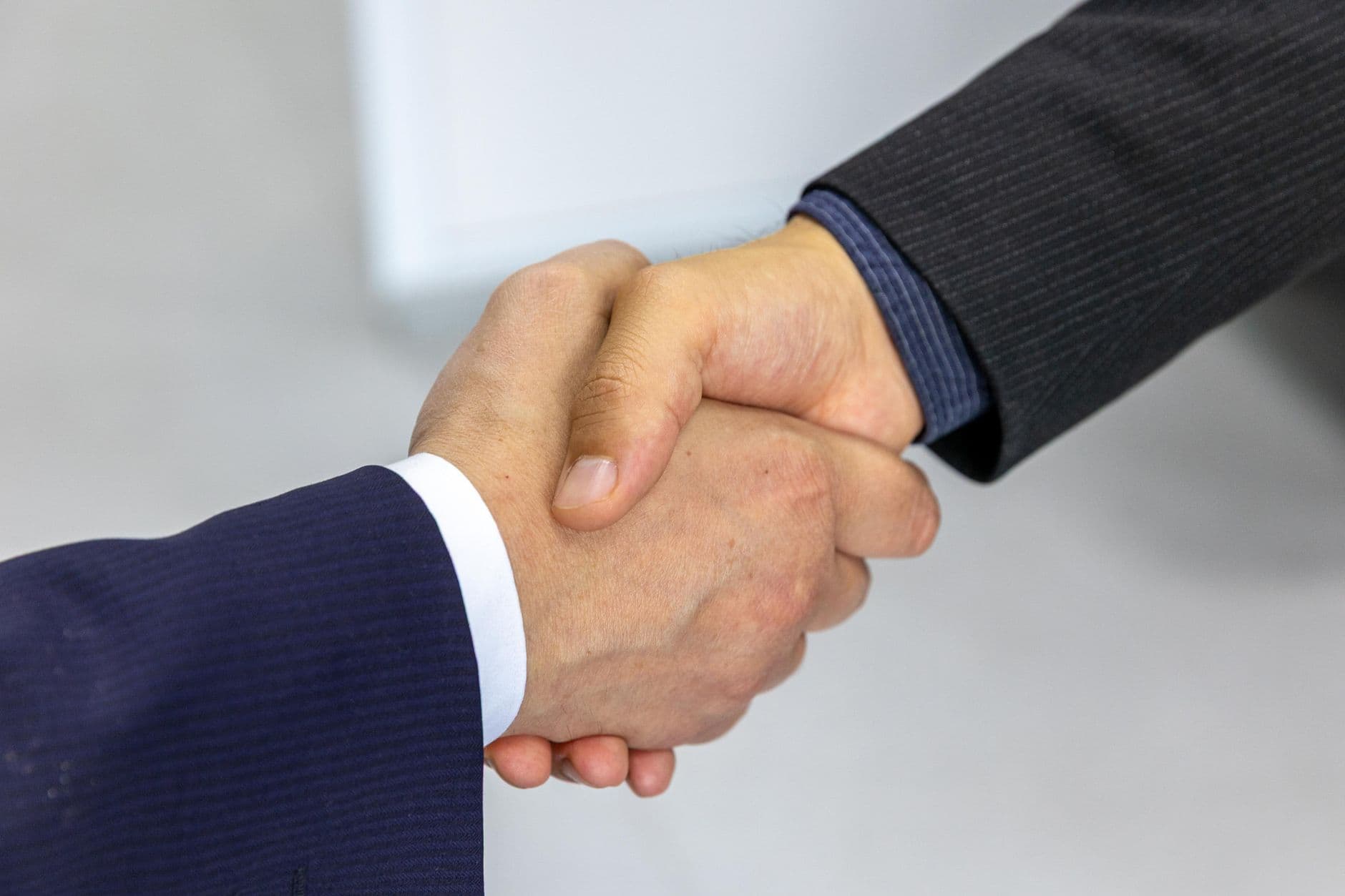 Handshake symbolizing the 30-day money-back guarantee